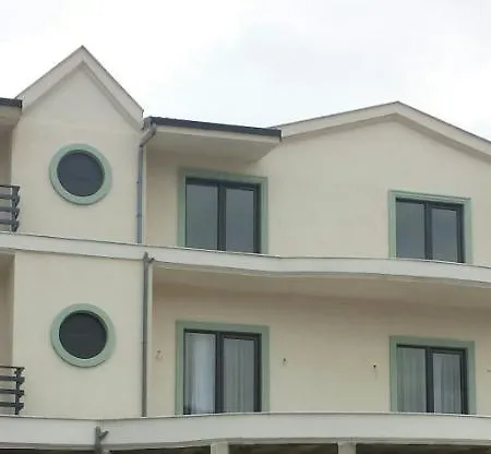 Roberto Отель Корча